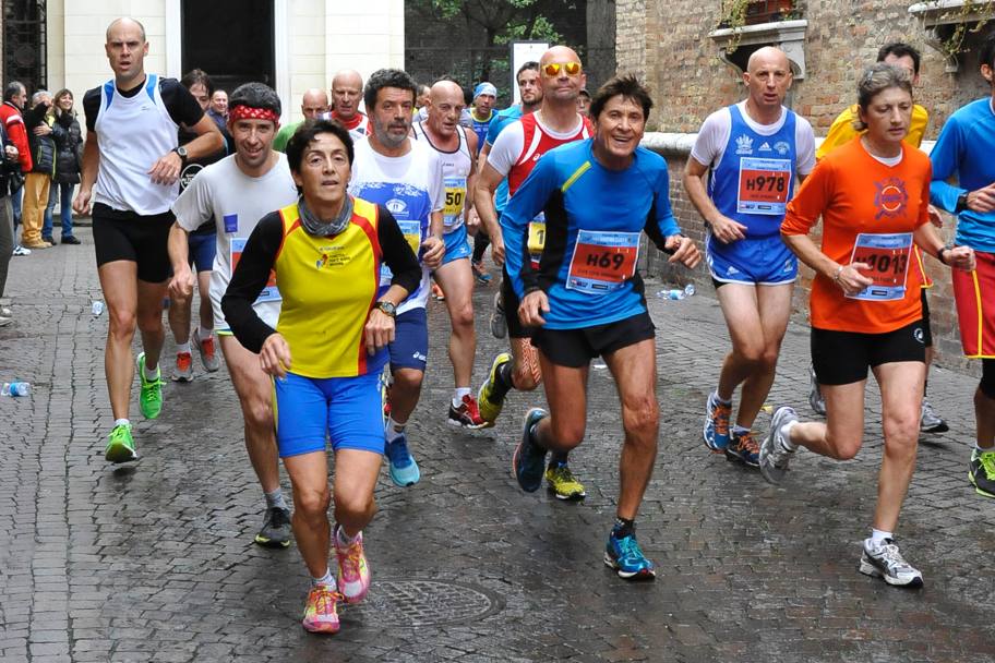 Gianni Morandi, 70 anni il prossimo 11 dicembre, ha partecipato domenica alla mezza maratona di Ravenna. Ha chiuso i 21,097 km in 1h58&#39;05